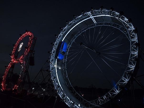 Spektakulärer Guinness-Weltrekord: Jaguar F-PACE fährt zur Weltpremiere durch 19 Meter hohen Looping 